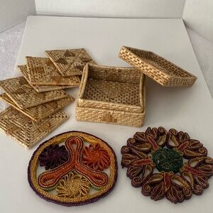 2 Colourful Straw Vintage Trivets and 6 Woven Trivets in Lidded Holder